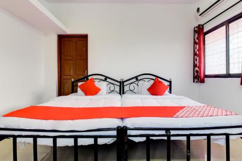 Cama o camas de una habitación en Hotel O Omkar Guest House Near Immaculate Conception Church