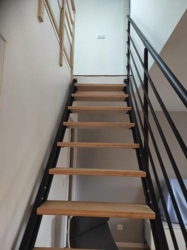 a staircase in a house with wooden treads at Maison 3 chambres avec jardin Gien in Gien