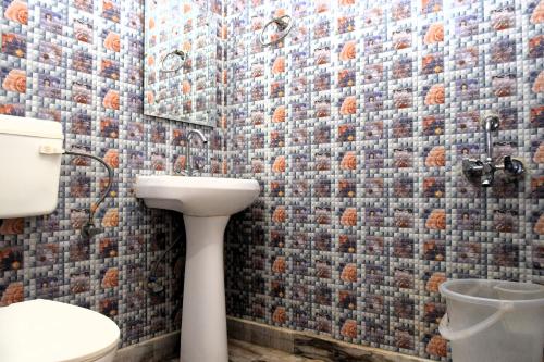 カトラにあるAAA Continentalのモザイクの壁のバスルーム(トイレ付)
