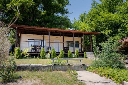 The Walnut Nest in Krasen