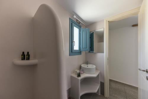 Ένα μπάνιο στο GTK Santorini Oia Sunset Villas