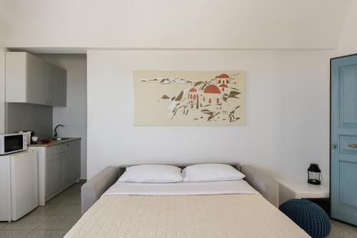 Ένα ή περισσότερα κρεβάτια σε δωμάτιο στο GTK Santorini Oia Sunset Villas