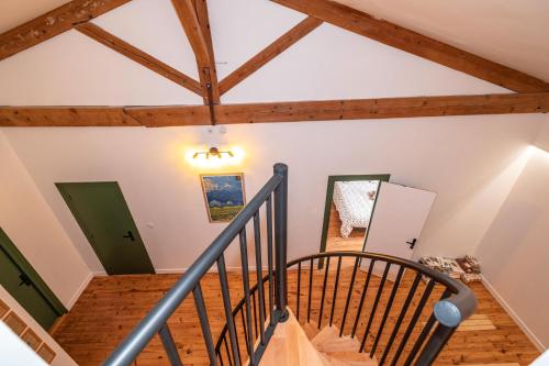 a staircase in a house with wooden beams at Gîte des Roussèles - Climatisation, Spa, jardin in Gaillac