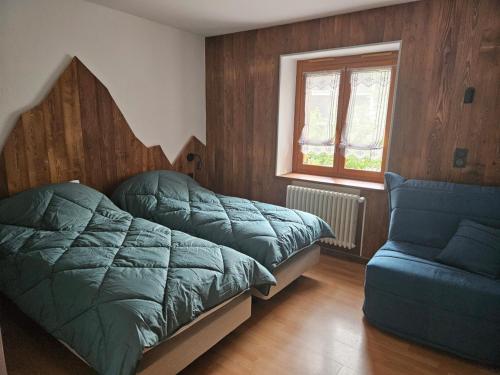 une chambre avec deux lits et une chaise et une fenêtre dans l'établissement Charmant 2 pièces, 5 pers, 3 étoiles, balcon sud, centre Valloire à 50m des pistes - FR-1-263-84, à Valloire