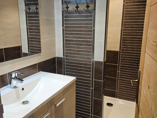 une salle de bain avec un lavabo et une douche dans l'établissement Charmant 2 pièces, 5 pers, 3 étoiles, balcon sud, centre Valloire à 50m des pistes - FR-1-263-84, à Valloire