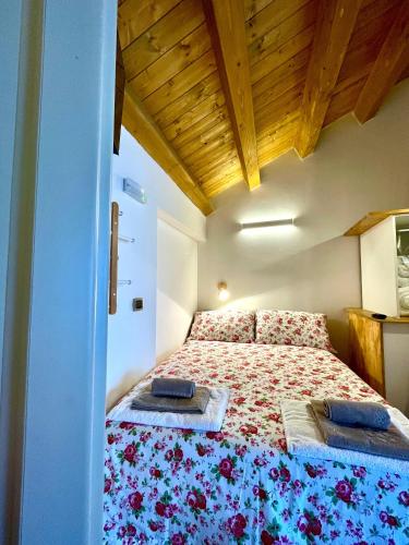 Un dormitorio con una cama con dos almohadas encima. en B&B Kalòs experience, en Bove