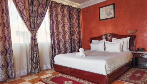 Ένα ή περισσότερα κρεβάτια σε δωμάτιο στο Hôtel Les Ambassadeurs