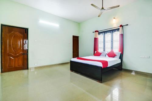Katil atau katil-katil dalam bilik di Hotel O Aruthraa Residency