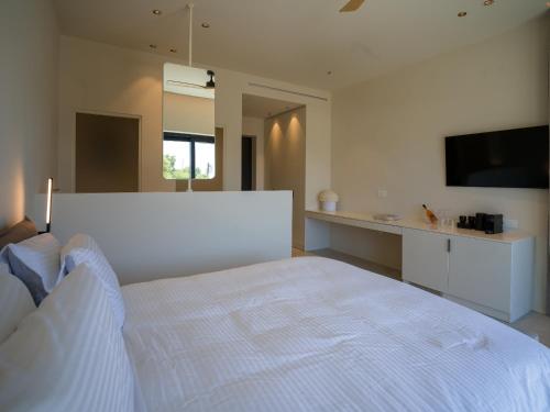 Postel nebo postele na pokoji v ubytování VEZO Suites Mykonos
