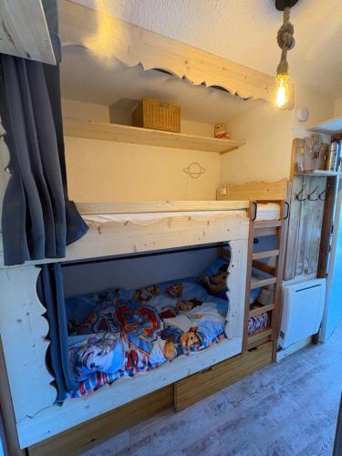 un letto a castello con delle bambole dentro di Appartement cosy à la montagne aux pieds des pistes pour 4 personnes et 1 bébé a Taninges