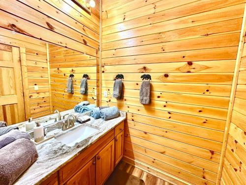 Briar Brook - Private Smoky Mountain Luxury Log Home with 2 Fireplaces, Hot Tub & Community Pool photo 26