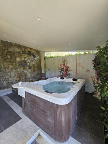 a large bathroom with a large bath tub at Orchidea in Beverino