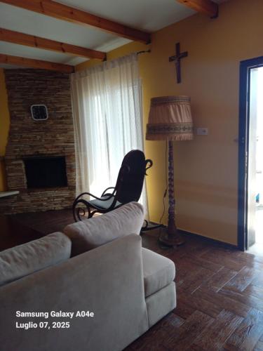 una sala de estar con un sofá y una silla en Villa Mondi, en Durrës