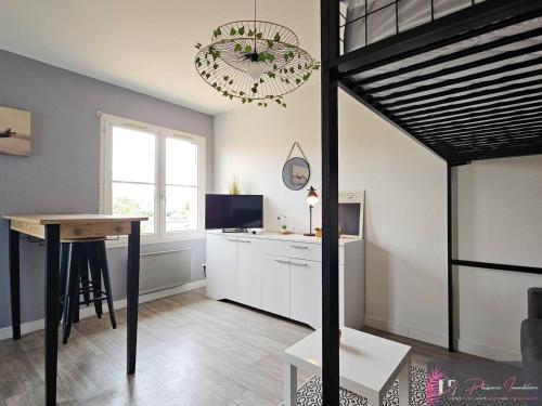 Photo de la galerie de l'établissement Studio lumineux avec balcon, parking proche plage des Minimes - FR-1-825-50, à La Rochelle