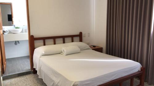 Postel nebo postele na pokoji v ubytování Arenas Hotel