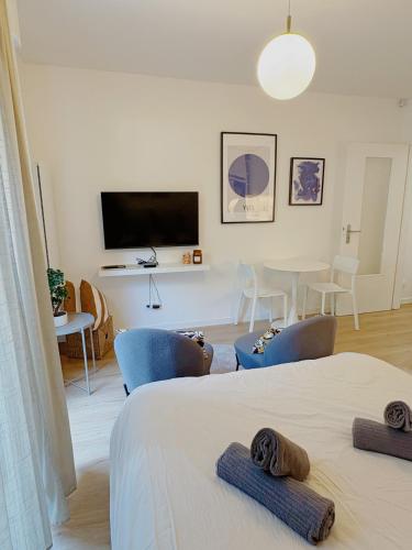 une chambre avec un lit et une table avec des chaises dans l'établissement Le signature - Magnifique Studio tout confort au coeur de Strasbourg, à Strasbourg