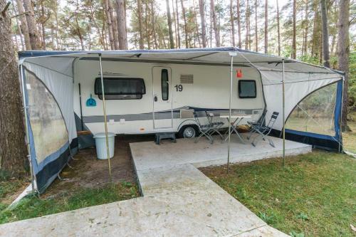 a camper parked in a tent in the woods at Urlaub im Wohnwagen mitten im Wald in Lütow
