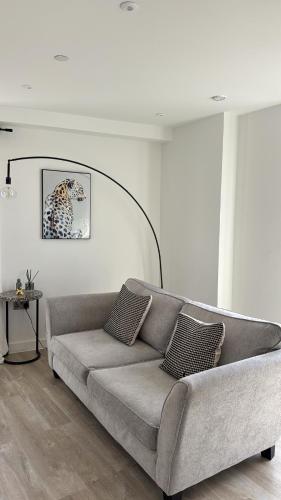 ein Wohnzimmer mit einer Couch in einem Zimmer in der Unterkunft Salford Luxury 2Bed 2Bath Gym Balcony in Manchester