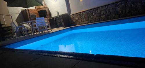 Bazén v ubytování Belíssima Casa a Beira Mar com Piscina Aquecida Cobrado a Parte, 5 Quartos com Ar Condicionado, Amplo Salão de Jogos com Mesas de Bilhar e Pebolim, Amplo Espaço Externo com Churrasqueira em Deck Gourmet Coberto frente a Piscina,Tudo isso á Beira Mar nebo v jeho okolí