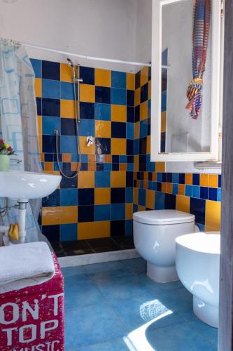 a bathroom with a toilet and a sink at Buen Retiro in Portoferraio