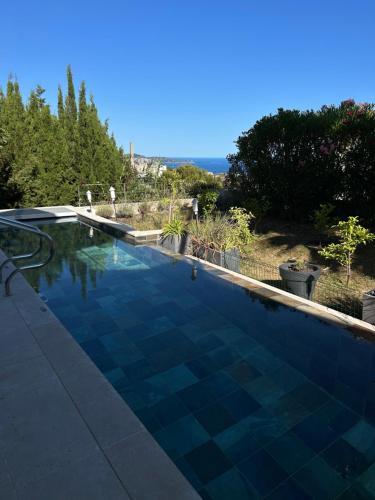 Bazén v ubytování COTTAGE MARIN avec VUE MER nebo v jeho okolí