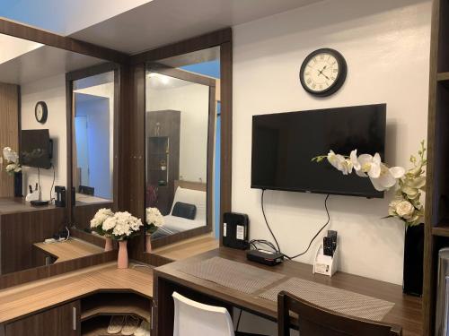 TV a/nebo společenská místnost v ubytování MOA Staycation - by Marites