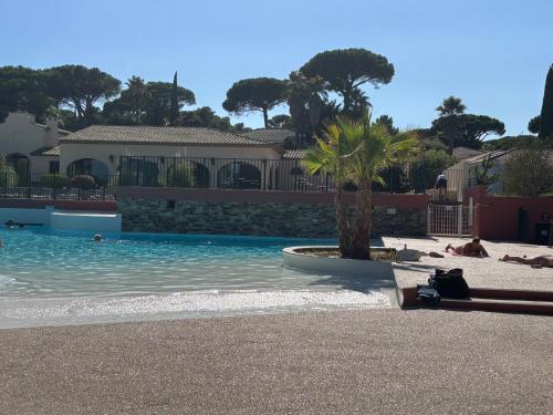 Bazén v ubytování Saint tropez -parc oasis nebo v jeho okolí