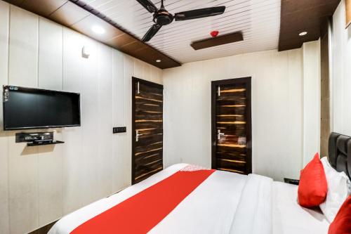 Postel nebo postele na pokoji v ubytování Hotel O JPS Galaxy Hotel