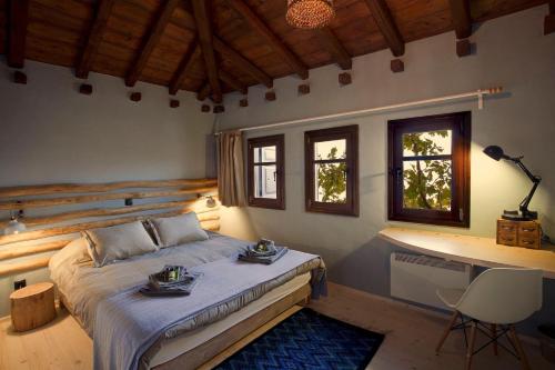 una camera da letto con un letto con due piatti sopra di Great Pelion Villa Villa Thalia Private Pool 3 Bedrooms Aghios Georgios a Monte Pelio