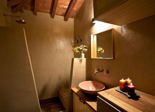 bagno con lavandino e bancone con candele di Great Pelion Villa Villa Thalia Private Pool 3 Bedrooms Aghios Georgios a Monte Pelio