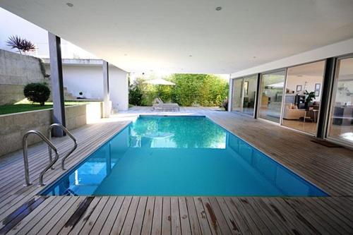 ein Swimmingpool mitten in einem Haus in der Unterkunft Tasteful Caminha Villa 4 Bedrooms Villa Laginhas Modern Furnishings in Caminha