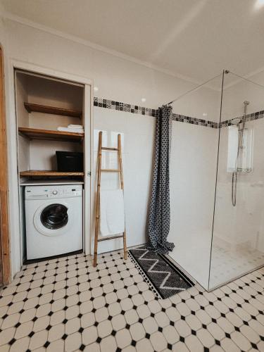 a laundry room with a washing machine and a ladder at Maison Ty Pempoul rénovée, Confort, accessibilité et sérénité à Paimpol in Paimpol
