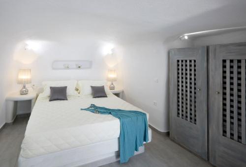 Ένα ή περισσότερα κρεβάτια σε δωμάτιο στο Luxury Santorini Villa 1 Bedroom Villa Stunning Sea Views & Outdoor Jacuzzi Oia