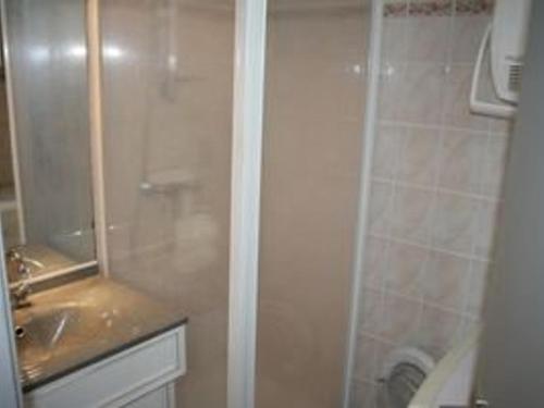 une salle de bain avec douche et lavabo dans l'établissement Appartement T2 Cabine 6 Couchages avec Terrasse et Accès Piscine au Barcarès - FR-1-195-17, au Barcarès