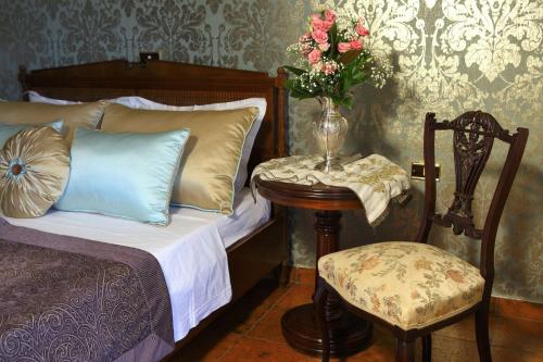 una camera da letto con un letto e un tavolo con un vaso di fiori di Exquisite Thassos Villa Villa Chateau 3 Bedroom Private Pool Sea View Skala Prinos a Prinos