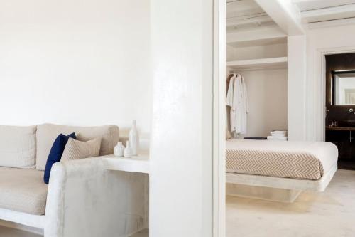 une chambre blanche avec un lit et un miroir dans l'établissement Luxury Naxos Villas Grande Suite Air Conditioning Outdoor Pool 1 Bedroom Stelida, à Naxos Chora