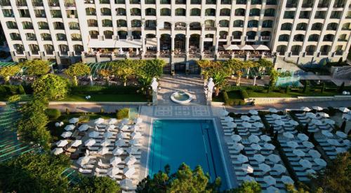 セインツ・コンスタンティン＆ヘレナにあるAstor Garden Hotelのプールと建物のあるホテルの空中ビュー