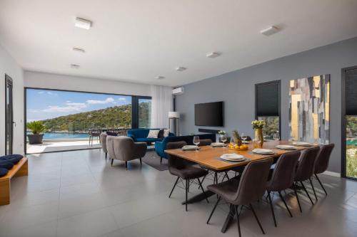 Villa Lijub Seafront - 4 Bedroom Villa - Stunning Sea Views - Gym And Wifi