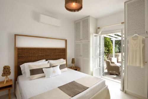 Giường trong phòng chung tại Platinum Paros Villa Villa Zefyros 4 Bedroom Villa Private Pool & Amazing Sea Views Ambelas