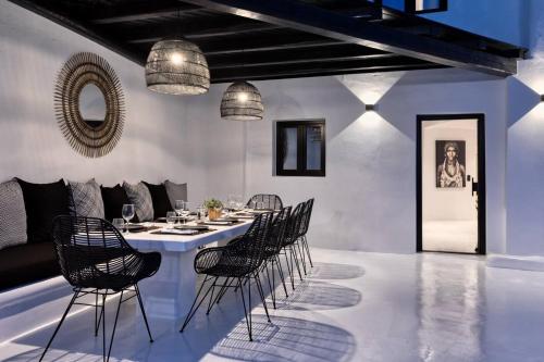 Гостиная зона в Phenomenal Mykonos Villa Villa Julietta 5 Bedrooms Private Jacuzzi With Stunning Sea & Beach Views Psarou