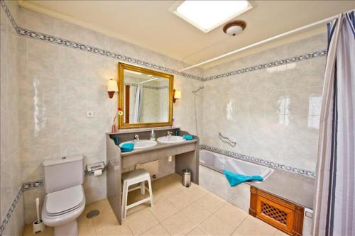 łazienka z umywalką, toaletą i wanną w obiekcie Great Costa Teguise Home Villa Luz De La Fragata 4 Bedrooms Private Pool Central Location w Costa Teguise