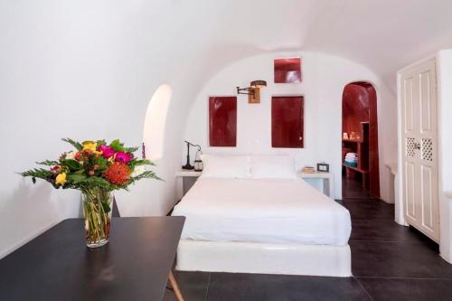 Ένα ή περισσότερα κρεβάτια σε δωμάτιο στο Luxury Santorini Villa Villa Mystic Outdoor Plunge Pool 1 Bedroom