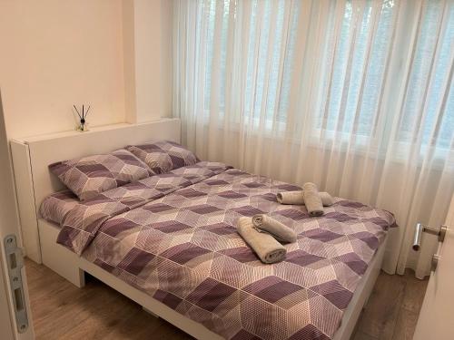 een slaapkamer met een bed met twee handdoeken erop bij Apartman Felicita in Sarajevo