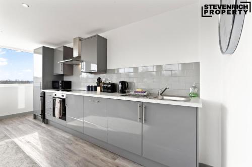 Dapur atau dapur kecil di Modern High Spec Apartment Parking 2 Bed 4 Guests