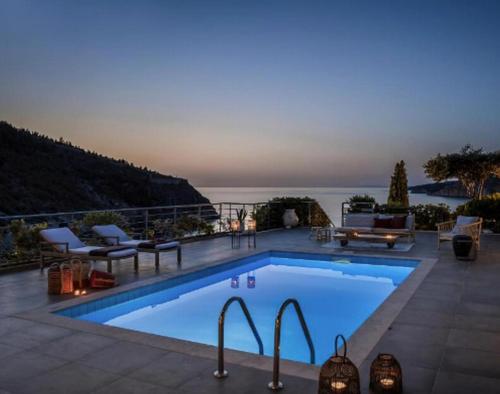 Бассейн в Sensational Kefalonia Villa Villa Lotto 2 Bedrooms Seafront Spectacular Sea Views Private Outdoor Pool Assos или поблизости