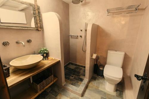 ein Badezimmer mit Waschbecken und Toilette in der Unterkunft Great Pelion Villa Villa Iris 4 Bedrooms Private Pool in Pilion