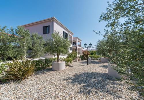 Κήπος έξω από το Luxurious Zadar Villa 5 Bedrooms Villa Tranquil Adore Private Heated Pool & Billiards Table Dalmatia