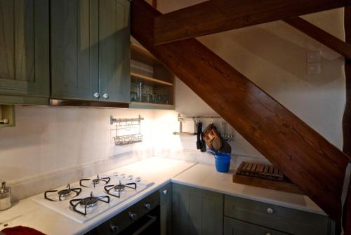 eine Küche mit einem Herdofen in einer Küche in der Unterkunft Great Pelion Villa Villa Stone House 2 Bedrooms Sea View in Pilion