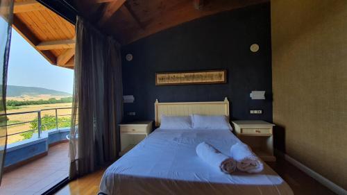 RoomRural Hotel Iru-Bideにあるベッド