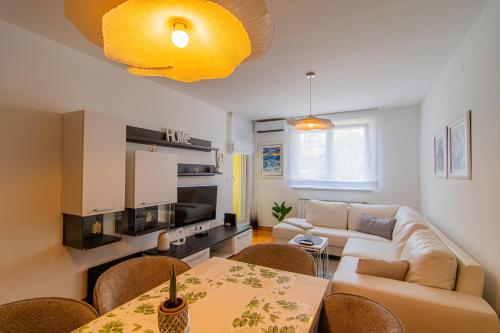 Flexible SelfCheckIns 90 - Zagreb - Garage - Loggia